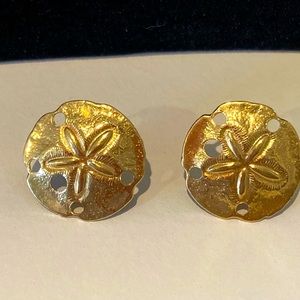 EARRINGS. Gold Tone. Beautiful